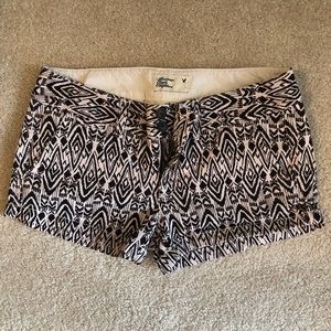Graphic black white shorts from AE